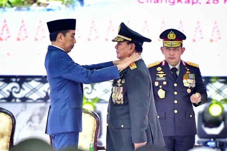 Dasar Hukum Pro Kontra Pemberian Jenderal Kehormatan kepada Prabowo dari Presiden Jokowi