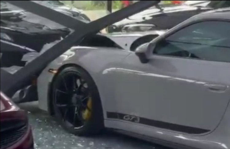 Xpander Tabrak Porsche di Showroom: Ini Ancaman Hukum Pengemudi